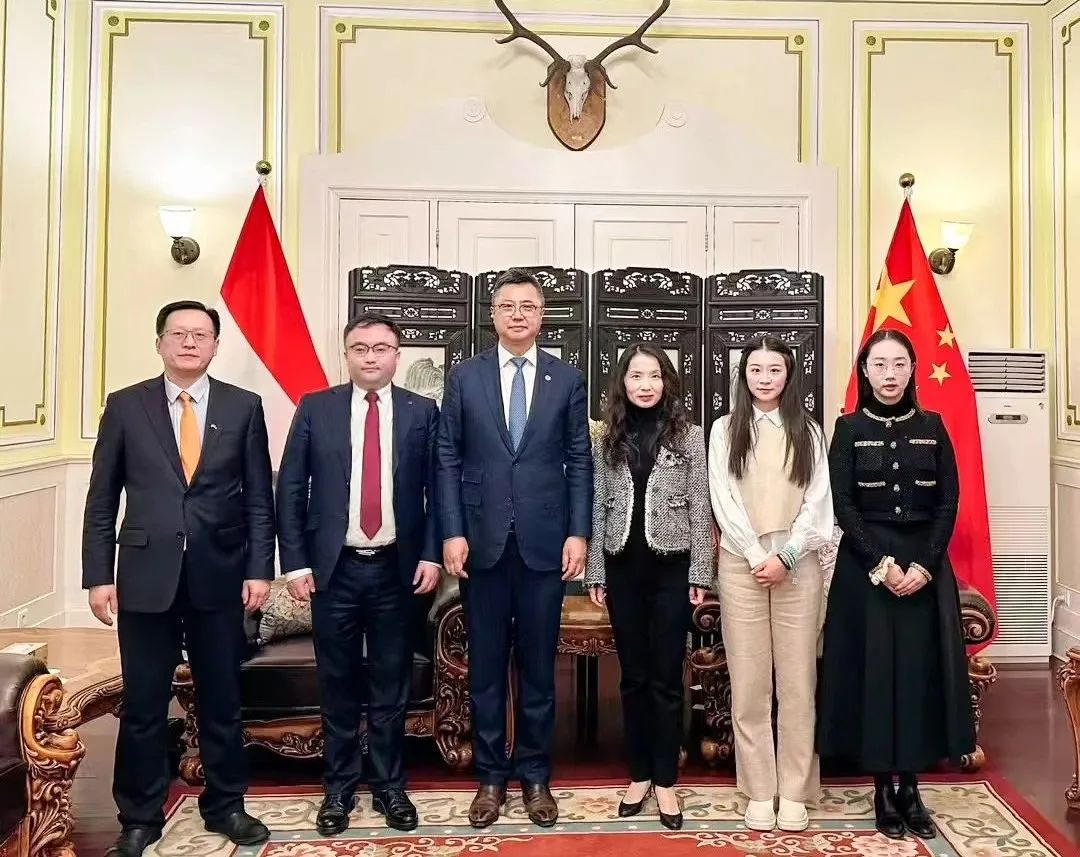 迅鐳激光董事長(zhǎng)拜會(huì)匈牙利國(guó)家議會(huì)副主席歐拉·勞約什、中國(guó)駐匈牙利使館公使銜參贊陳奕薇(圖3)